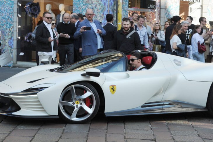 Urbana legenda kaže da je Ibrahimović vlasnik jedina dva Ferrarija u osviještenoj Švedskoj